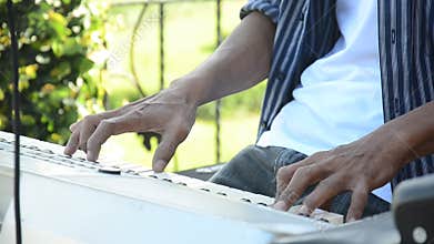 Play Electronic musical instrument key board