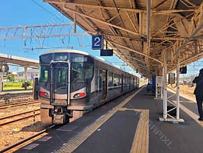 A local train at JR Shingu station