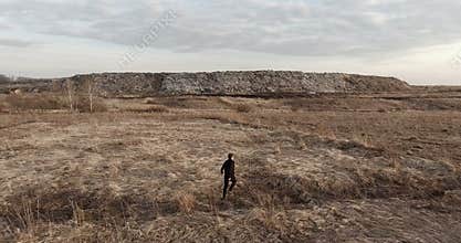 A criminal escapes from the police, the helicopter follows him.