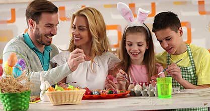 Easter painting â€“ family coloring eggs