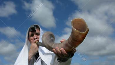 Jewish man blow Shofar