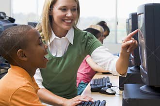 Kindergarten children learn to use computers