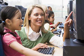 Kindergarten children learn to use computers