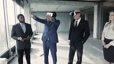 With the help of head-mounted display architect shows how to change the room after redevelopment