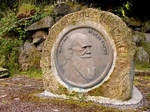 Charles Darwin Monument, Darwin Gardens Millennium