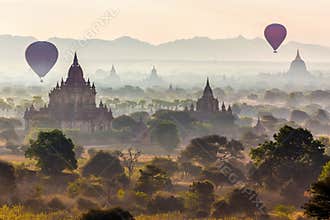 Balloons and pagodas in Bagan