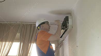 Service man to clean air conditioner