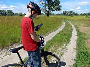 Cyclist navigates by smartphone