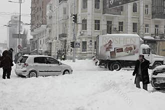 The center of the city, paralyzed by the snowfall and the drivers, help each other