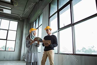 Two worker discussion about planning on new project