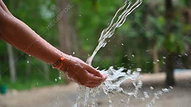 The water flows on the hands of people video Slow motion 120 frames
