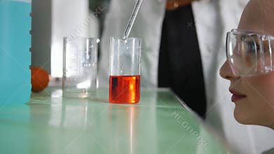 A young women conduct an experement in medical laboratory