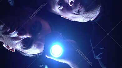 Extortionists checking bag with ransom, police catch them in act, ambush