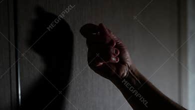 A drunken man knocks on the door, a woman knocks on the door