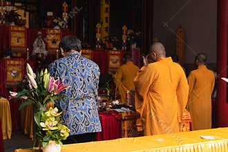 A Buddhist temple organizes for praying together with the servant and the monks