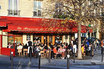 Cafe scene in Paris