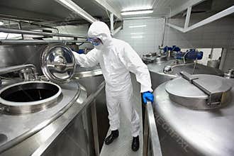 Specialist controlling industrial process