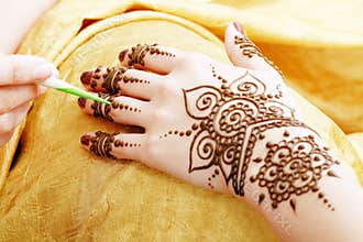 Henna applying