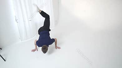 The Experience of Contemporary Dance Movement in a Minimalist Studio Environment Setting