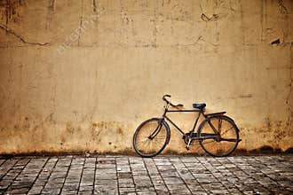 Old vintage bicycle near the wall