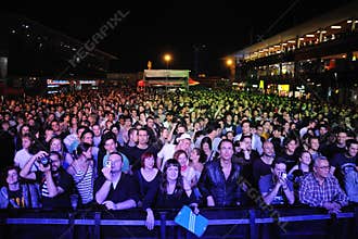 Fans at Maremagnum waiting for a concert