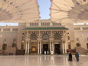 Al-Masjid an-Nabawi - Decorative canopies umbrellas in courtyard of Prophet\'s Mosque protecting pilgrims from heat