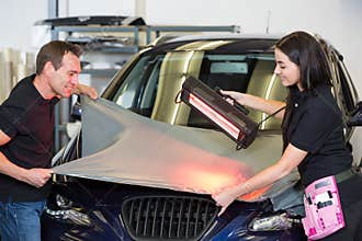 Car wrappers using red light lamp to flatten vinyl film