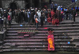 Death ceremony at Pashupatinath Temple