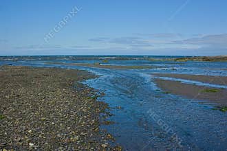 Retrait des eau sur une plage rocailleuse du fleuve st-laurent