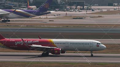 VietjetAir Airbus A321 braking after landing