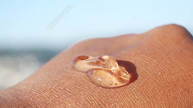 Correctly applying aloe vera jel on hand ,