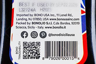 Close-up of the back label on a 500ml Bono Sicilian Extra Virgin Olive Oil bottle.