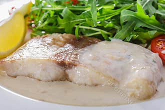 Fish fillet in white sauce