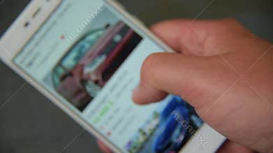 Man chooses car in smartphone