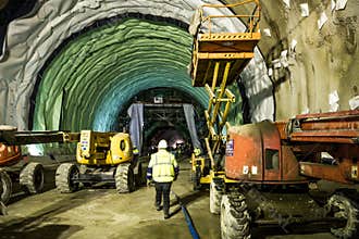 Railway infrastructure tunnel