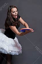Catch frisbee