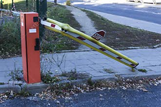 The car broke the barrier at the exit from the paid parking.