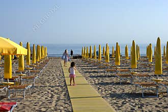 The mother and the child go to the sea
