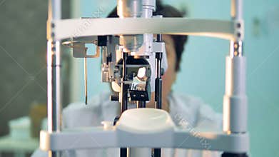 Moving parts of an optical slit lamp and its lenses.