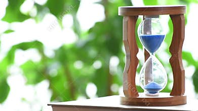 Real time. An hourglass.