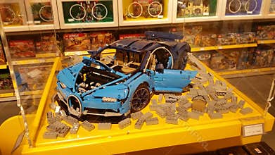 Scale model of the Bugatti Veyron created with Lego
