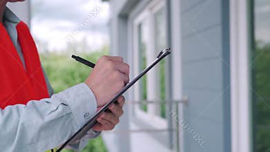 Engineer record final inspection of the house for inform point NG to contractor. Inspector check around of house before judgement.