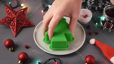 Getting Christmas tree jelly out of the mold