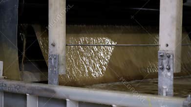 Pouring liquid cellulose substance into metal reservoir