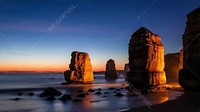 Stunning sunset paints the Twelve Apostles in gold on Australia\'s coast