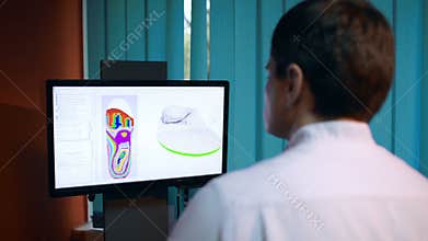 Doctor working with shoe modeling using foot scan