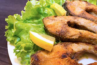 Step 3. Baked steak carp with lemon on lettuce. A traditional fish recipe.