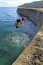 Tourists jumping to sea