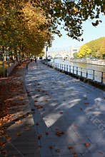 Promenade le long du quai Notre-Dame aÂ Tournai en Belgique en automne. Pont des trous en perspective