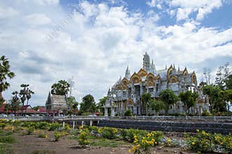 Wat Phai Rong Wua is a famous and famous landmark as well as a tourist attraction in Suphan Buri